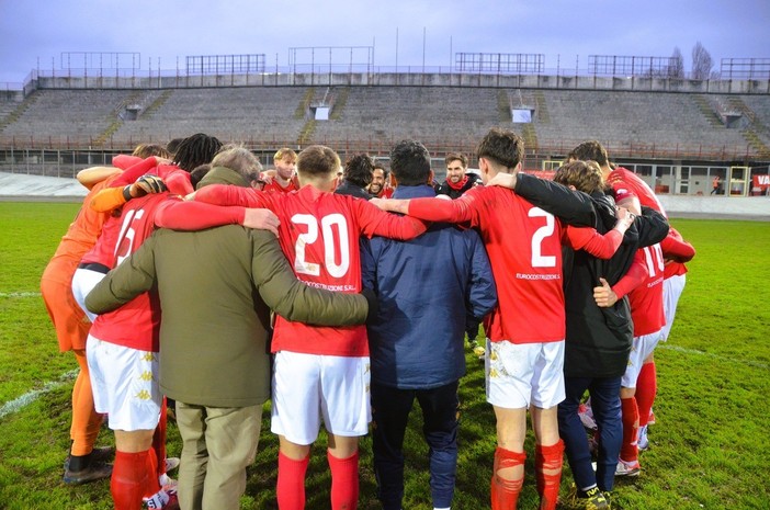 Il gruppo della prima squadra biancorossa in mezzo al campo dopo l'ultima vittoria del 2025 (foto Ezio Macchi)