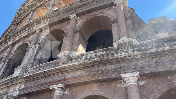 Operaio morto al Colosseo, gli altoparlanti annunciano la chiusura per lutto Operaio morto al Colosseo, gli altoparlanti annunciano la chiusura per lutto