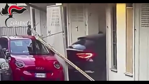 Blitz da film nel covo dei rapinatori, tenta la fuga usando l'auto come bulldozer
