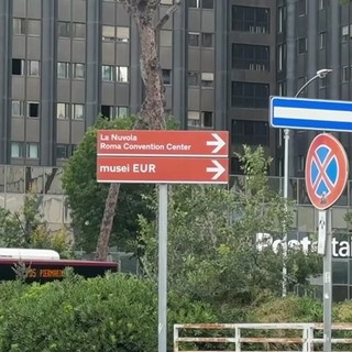 Roma, a pochi passi dalla Nuvola dell'Eur il degrado spinge i cittadini a camminare in strada