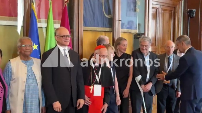 La strana coppia, Sharon Stone e Romano Prodi in Campidoglio tra sorrisi e complicità La strana coppia, Sharon Stone e Romano Prodi in Campidoglio tra sorrisi e complicità