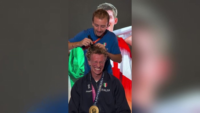Atletica, Benati vince e rispetta la scommessa: si rasa i capelli dopo l'oro nella 4x400 Atletica, Benati vince e rispetta la scommessa: si rasa i capelli dopo l'oro nella 4x400