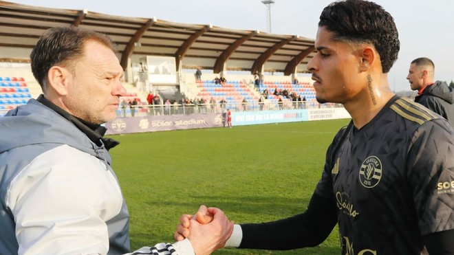 Stretta di mano finale Spilli-Costantino (foto Scaringi)