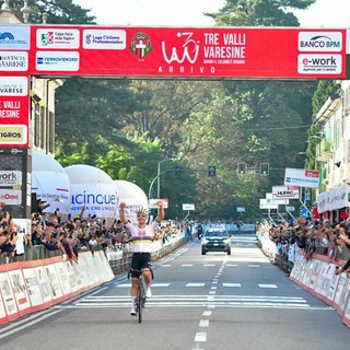 Tadej Pogacar esulta in via Sacco: è sua la Tre Valli Varesine 2025
