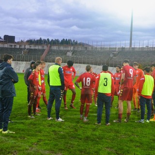 Il Varese solo in mezzo al campo arriva da una settimana a pane e acqua, con allenamenti sul campo in terra e nei vecchi spogliatoi (foto Ezio Macchi)