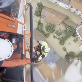 VIDEO. Mamma e bimbo di 10 mesi si rifugiano sul tetto dell'auto intrappolata dall'acqua: salvati dai vigili del fuoco