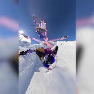 Il volo spettacolare di 8 piloti con tuta alare sopra il Monte Bianco