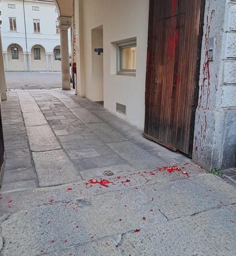 Vernice rossa sul municipio di Busto