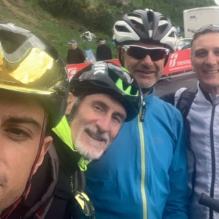 Rodolfo Franguelli (al centro con la giacca azzurra) tra Martino Caliaro (in primo piano a sinistra), Stefano Pozzi e Gabriele Giambelli