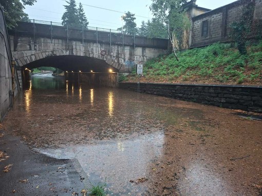 Nell'acqua di via Tasso galleggiavano anche tante foglie ieri