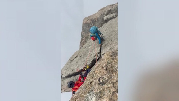 Due alpinisti bloccati sul Dente Gigante in Valle d'Aosta, le immagini dei soccorsi