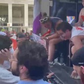 Elly Schlein al Pride di Milano: "Omotransfobia uccide"