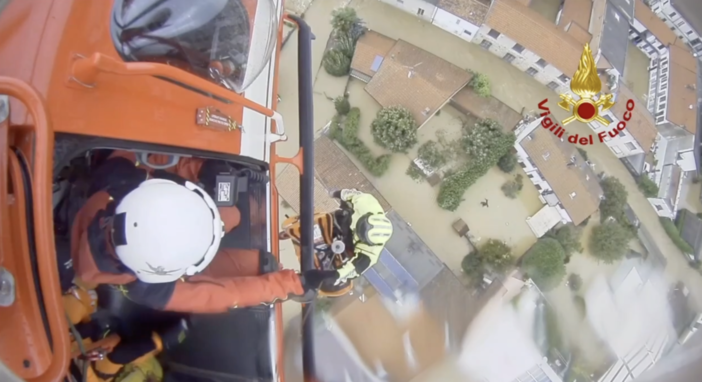 VIDEO. Mamma e bimbo di 10 mesi si rifugiano sul tetto dell'auto intrappolata dall'acqua: salvati dai vigili del fuoco VIDEO. Mamma e bimbo di 10 mesi si rifugiano sul tetto dell'auto intrappolata dall'acqua: salvati dai vigili del fuoco