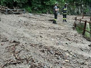 Lo smottamento sulla Sp 8 a Vararo di Cittiglio (foto gentilmente concessa di Laveno Mombello e dintorni) Lo smottamento sulla Sp 8 a Vararo di Cittiglio (foto gentilmente concessa di Laveno Mombello e dintorni)