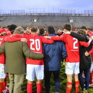 Il gruppo della prima squadra biancorossa in mezzo al campo dopo l'ultima vittoria del 2025 (foto Ezio Macchi) Il gruppo della prima squadra biancorossa in mezzo al campo dopo l'ultima vittoria del 2025 (foto Ezio Macchi)
