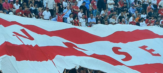 In migliaia sotto un bandierone del Varese, quando il Varese era ancora la squadra di Varese e di tutti (foto tratta dal libro "Unici - Gli uomini del miracolo a Varese" di Filippo Brusa con immagini di Marco Guariglia) In migliaia sotto un bandierone del Varese, quando il Varese era ancora la squadra di Varese e di tutti (foto tratta dal libro "Unici - Gli uomini del miracolo a Varese" di Filippo Brusa con immagini di Marco Guariglia)
