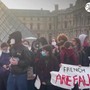 Francia, gli studenti bloccano l'accesso al Louvre Francia, gli studenti bloccano l'accesso al Louvre