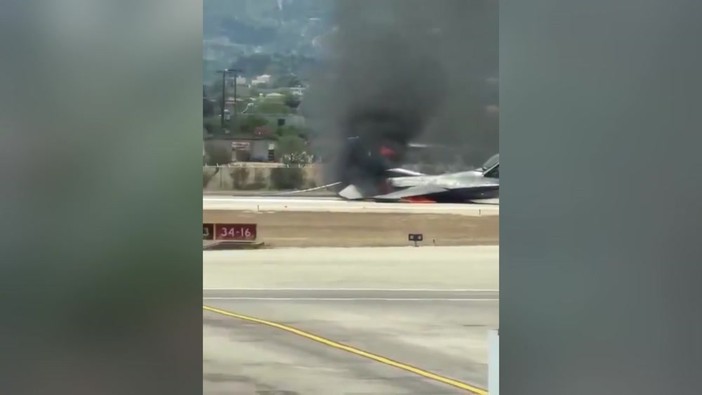 Grecia, caccia F-16 prende fuoco dopo atterraggio di emergenza a Zante Grecia, caccia F-16 prende fuoco dopo atterraggio di emergenza a Zante