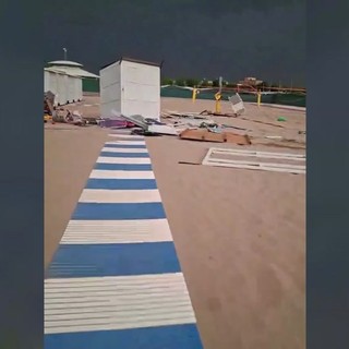 Violenta tromba d'aria nel veneziano, lettini e ombrelloni distrutti sulla spiaggia di Chioggia