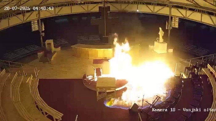 Incendio a Medjugorje, uomo dà fuoco all'altare esterno della chiesa di San Giacomo Incendio a Medjugorje, uomo dà fuoco all'altare esterno della chiesa di San Giacomo