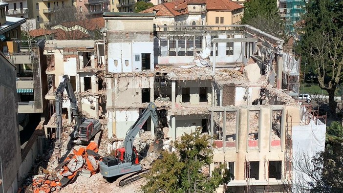 I lavori di demolizione dell'ex dispensario di via Bernardino Luini a Varese immortalati da una lettrice di VareseNoi