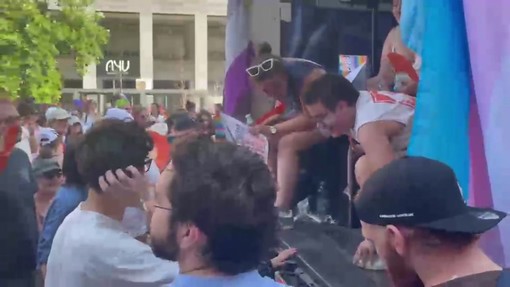 Elly Schlein al Pride di Milano: "Omotransfobia uccide"