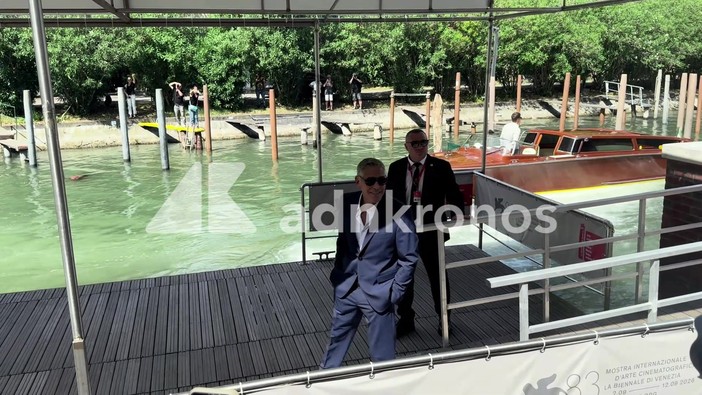 George Clooney arriva a Venezia 83 e saluta in italiano con un "buongiorno"