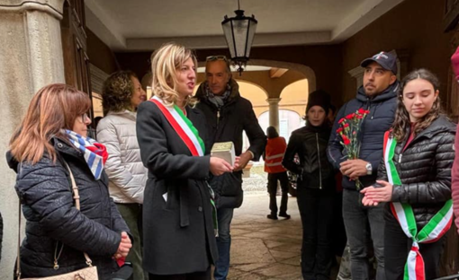 A sinistra il sindaco Emanuela Quintiglio con in mano la pietra d'inciampo