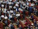 Legge elettorale, l'opposizione riempie l'Aula di cartelli 'Truffa' e 'Imbroglio'