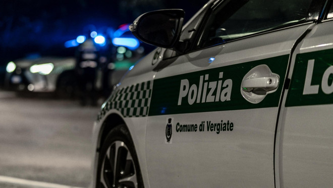 Sale sul tetto ghiacciato e minaccia di gettarsi, donna salvata da due agenti della polizia locale di Vergiate Sale sul tetto ghiacciato e minaccia di gettarsi, donna salvata da due agenti della polizia locale di Vergiate