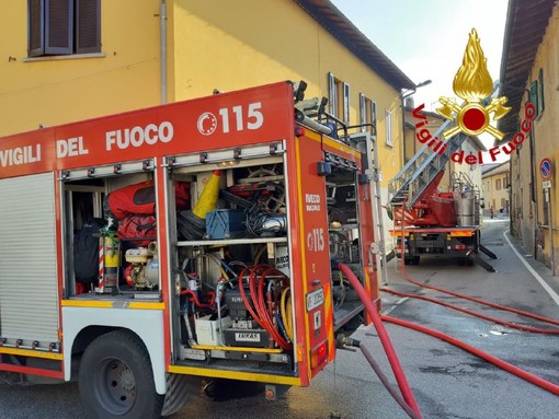 Incendio a Cocquio Trevisago, tetto distrutto dalle fiamme: sfollata un'abitazione