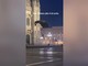 Si lancia dal Duomo di Milano con un paracadute, fermato 32enne