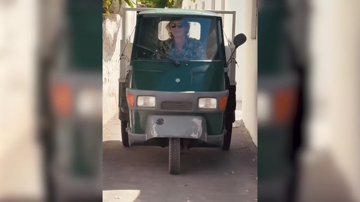 Mick Jagger 'pilota', alla guida di un'Ape tra i vicoli di Stromboli