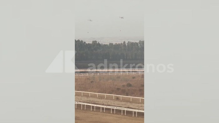 Incendio nel cagliaritano, elicotteri in azione vicino a un ippodromo