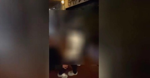 Nel video un adolescente italiano viene fatto inginocchiare da un coetaneo nel sottopasso delle Nord