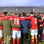 Il gruppo della prima squadra biancorossa in mezzo al campo dopo l'ultima vittoria del 2025 (foto Ezio Macchi)