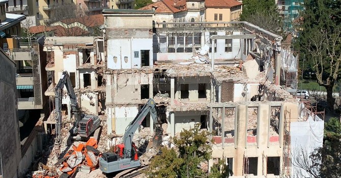 I lavori di demolizione dell'ex dispensario di via Bernardino Luini a Varese immortalati da una lettrice di VareseNoi