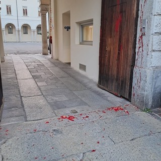 Vernice rossa sul municipio di Busto