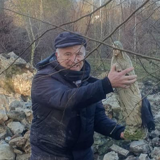Il parroco di Vergiate don Fabrizio con la statua della Madonna ritrovata integra tra le macerie della Torre di Corgeno