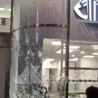Guerriglia a Milano, assalto a negozio in San Babila: vetrine rotte a colpi di mazza Guerriglia a Milano, assalto a negozio in San Babila: vetrine rotte a colpi di mazza