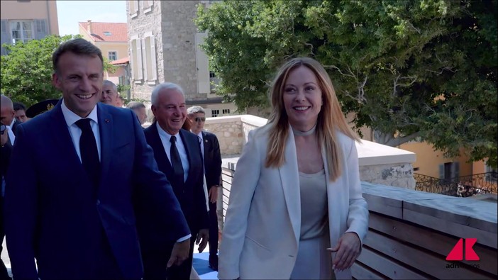 Italia-Francia, Macron accoglie Meloni al Museo Picasso di Antibes. E i turisti la salutano: "Giorgia, Giorgia"