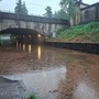 Nell'acqua di via Tasso galleggiavano anche tante foglie ieri
