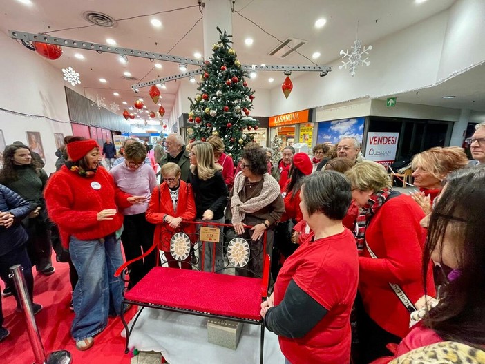 Inaugurata al piano -2 de Le Corti la panchina rossa di Varese In Maglia Inaugurata al piano -2 de Le Corti la panchina rossa di Varese In Maglia