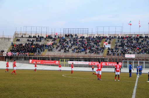 6 febbraio 2022, Varese-Novara 0-1 con gol decisivo di Benassi segnato con la mano: fu l'ultima volta in cui il Varese al Franco Ossola ha avuto il pubblico che merita. Poi più nulla. Sarà mica perché fu anche l'ultima volta in cui si lottò davvero per la promozione diretta in serie C?