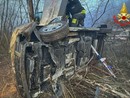 Il pulmino ribaltato (foto vigili del fuoco)