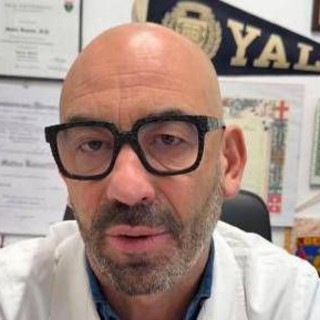 Smartphone prima di dormire? "Provoca problemi seri", l'allarme di Bassetti