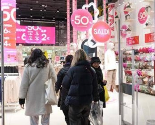 Saldi invernali 2026, dalla Lombardia al Lazio: quando iniziano