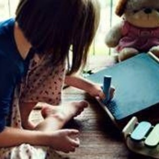 Batterie a bottone, allarme per i bambini: nel 2026 il triplo dei casi rispetto allo scorso anno