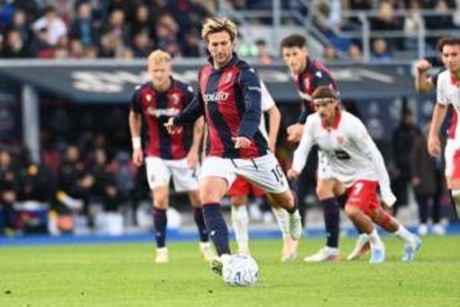 Serie A, il Bologna vince 2-1 in rimonta sul Monza: Pobega e Bernardeschi su rigore stendono i brianzoli Serie A, il Bologna vince 2-1 in rimonta sul Monza: Pobega e Bernardeschi su rigore stendono i brianzoli
