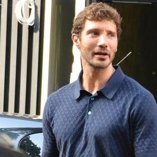 Stefano De Martino vittima di furto a Milano: rubato l'orologio con il trucco dello specchietto Stefano De Martino vittima di furto a Milano: rubato l'orologio con il trucco dello specchietto